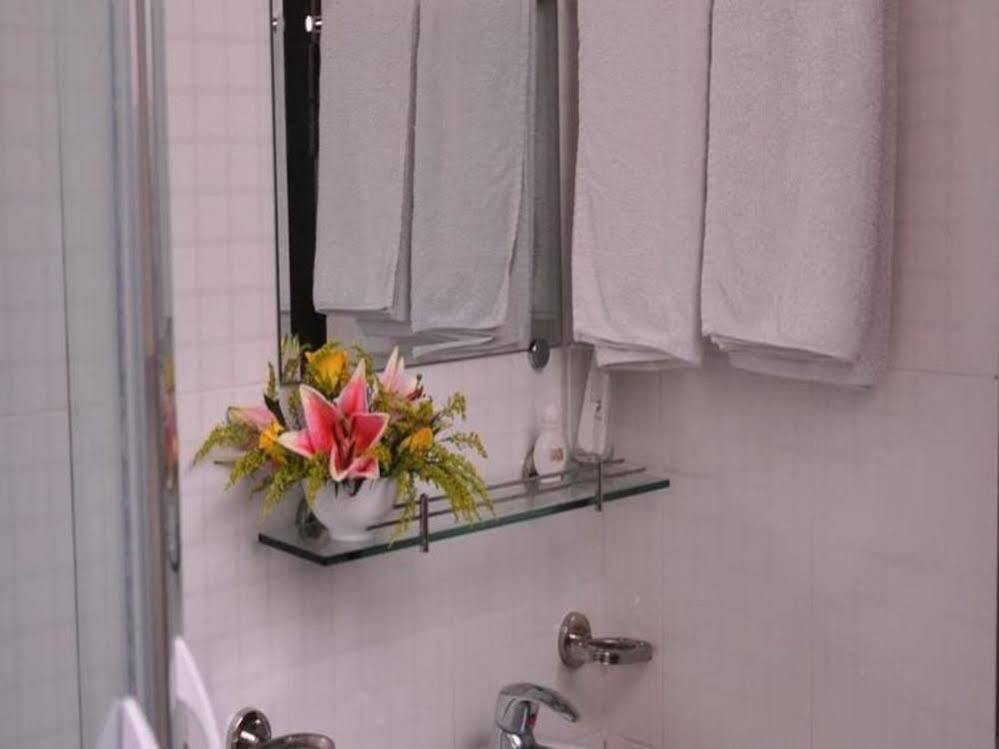 Green Hotel Near Lotte Center Hanoi Bagian luar foto